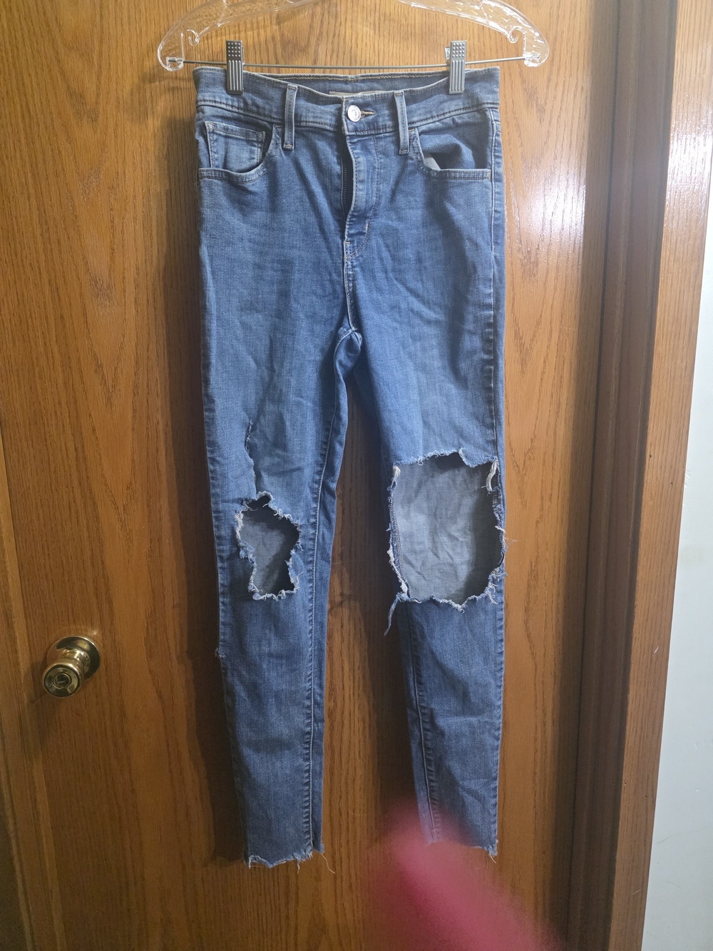 Levi's Medium Blue Women's Skinny Jeans with Knee Rips